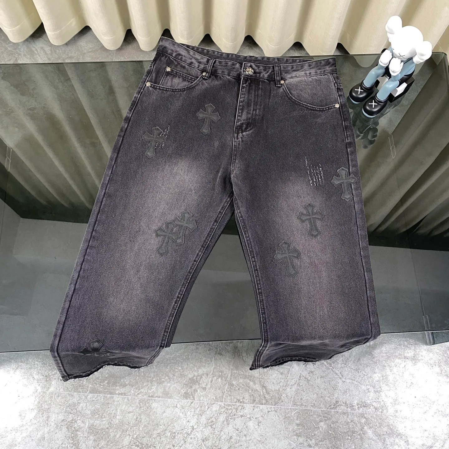 🅿️240 Correct version Chroe Hets CH black pink leather jeans, counter price 4W level, patchwork cross pattern embellishment, women's high-waisted washed jeans! ! Absolutely high-end luxury products, 1.9W level god-level single products, super popular products, built with top heavy industry, a magic weapon that cannot be missed [About Zangyin] This is an extremely luxurious fashion brand that can also be called the aristocrats of the high street. It has always been an exclusive brand for some hipsters or rich second generations. Compared with ordinary high streets, it is more luxurious and noble. Compared with luxury brands, it has a more fashionable personality and has always been a brand that I have a special liking for. A6632 [Top heavy industry fashionable design] Consistently high-street luxury style creation. Speaking of this style, the Zangyin family and GU family are definitely the leading representative brands. Especially the Zangyin family has really achieved a state-of-the-art effect in creating high-street style. The color system of this model is made of unique washed materials. It is already quite eye-catching. It is decorated with pink patchwork cross flowers, which cleverly highlights the charm of the brand. Secondly, this model uses classic The classic high-waist cutting design highlights the long legs and the fashionable temperament of the upper body. The brand is highly recognizable and the slim fit configuration is more suitable for daily wear. This product is a product that interprets personality, fashion, and specifications at a glance. This single product is enough to make any fan excited. It can be a white T-shirt for youthful preppy style, or a tight sling for royal lady style. It has strong matching ability and can be easily controlled by men.  [Material and craftsmanship] Needless to say, this point goes without saying. As an excellent craftsman brand, Zangyin has really perfect requirements for details and craftsmanship. The washed color of this model has gone through so many processes, not to mention the embellishment of the denim appliqués. It is also purely handmade and sewn. Just like what they believe in, only handmade things have soul and have the meaning of wear. A top-notch heavy-duty fashionable denim item, I look forward to your perfect interpretation! ! 28-34 corresponds to S-XL